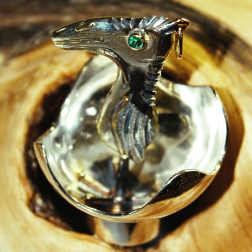17-12 : ‘vogel in de dop’ - hanger / object
zilver, goud, smaragd, r.v.s. pen 18.42 + 31.73 (tot. 50.15 gr.)